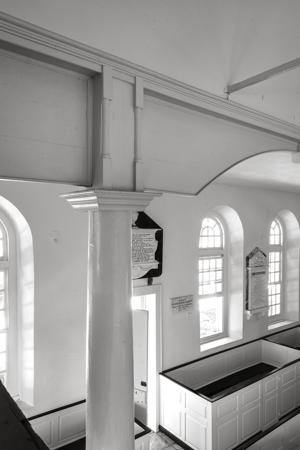 Balustrade above the aisle columns